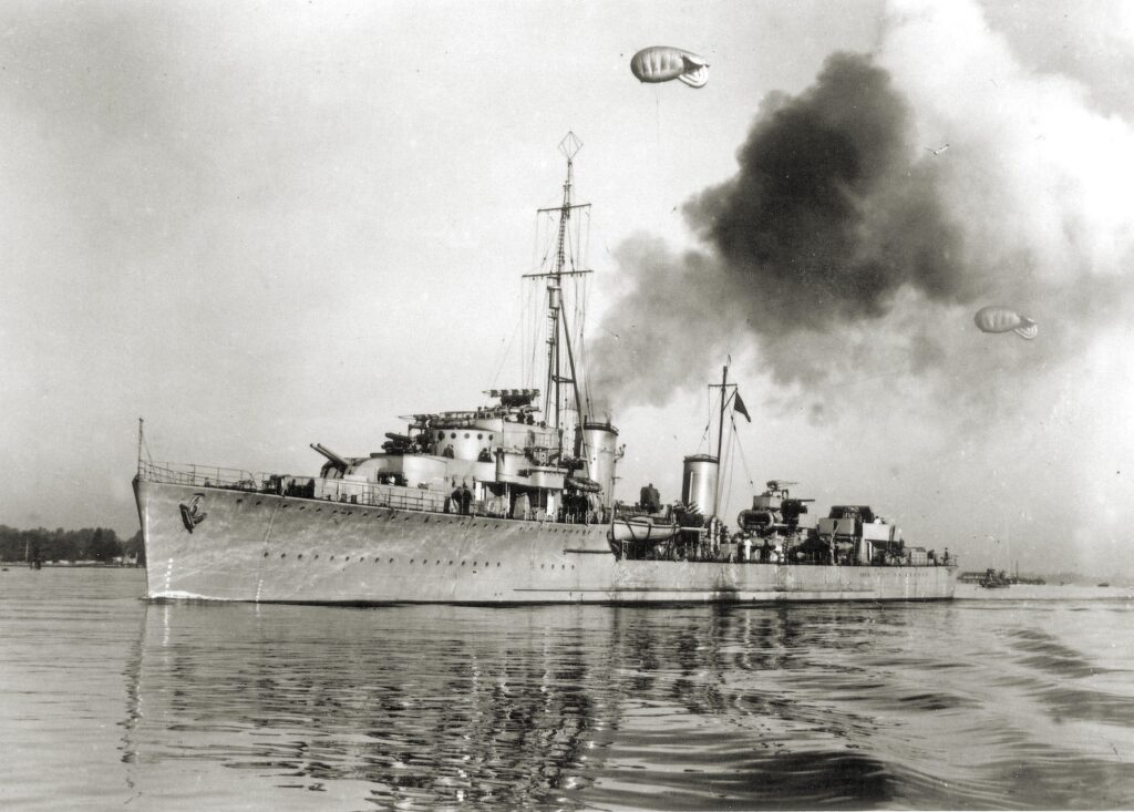 Zusterschip Hr.Ms. Isaac Sweers heeft haar opgeblazen zusje maar twee jaar overleefd en zonk in de Middellandse Zee in 1942.