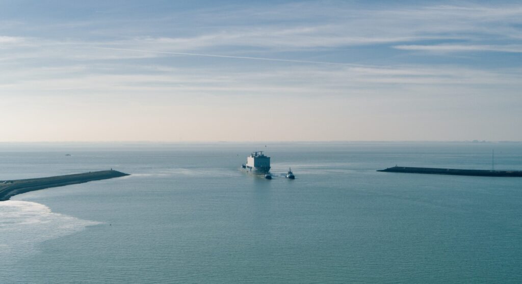 Het amfibisch transportschip is in maart naar Vlissingen gesleept.