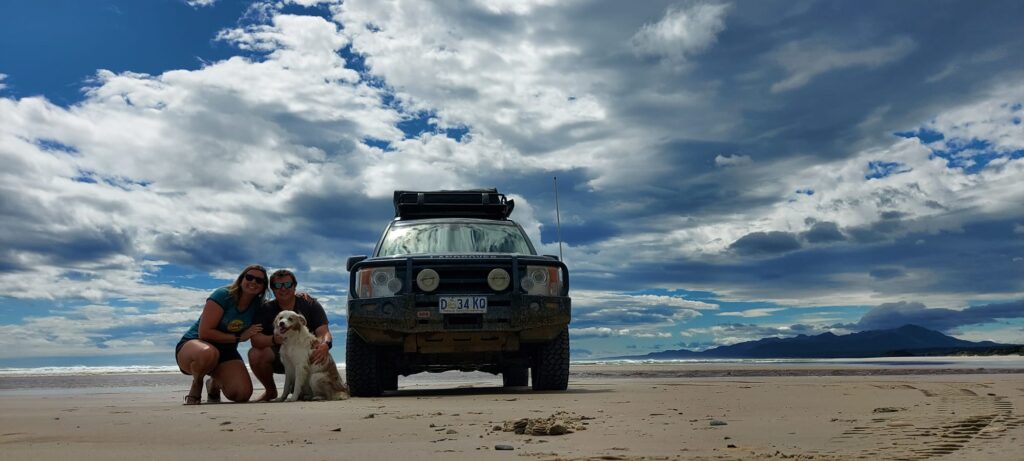 Michiel en zijn vriendin hebben een Land Rover gekocht en die uitgerust om Tasmanië te gaan verkennen.