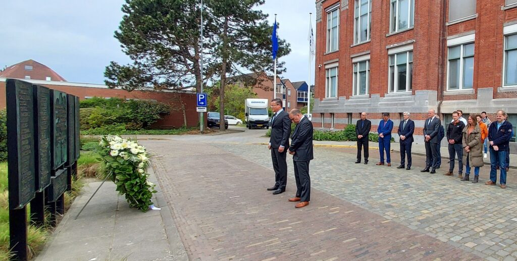 Managing Director Arnold Suykerbuyk en Business Development Manager Bert Prevoo van Damen Schelde Marine Services plaatsten de bloemenkrans.