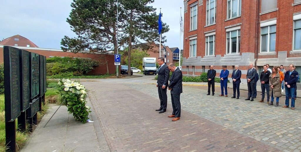 Damen Schelde Marine Services Managing Director Arnold Suykerbuyk and Business Development Manager Bert Prevoo placed the wreath.