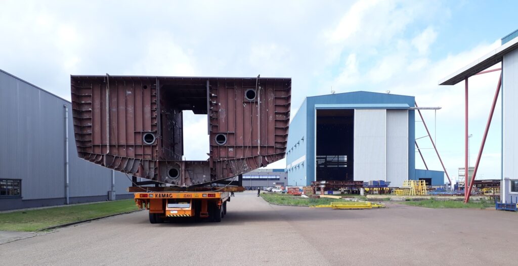 One of the sections of YN 478 on its way from Hall 1 to Hall 2 at the Vlissingen-Oost shipyard.