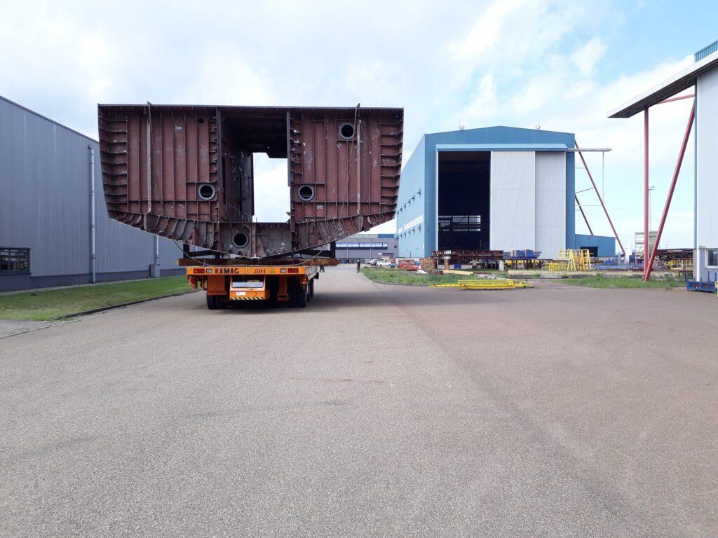 Een van de secties van YN 478 op weg van Hal 1 naar Hal 2 op de werf in Vlissingen-Oost.