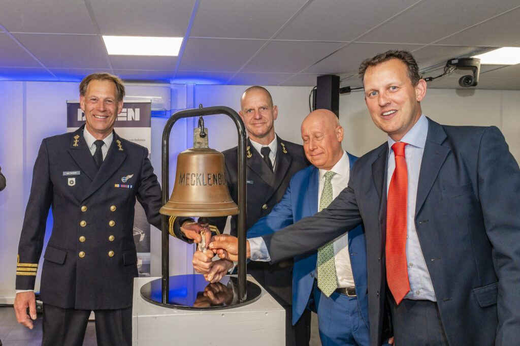 DMO Project Leader MLU/BO3 Olaf van Kampen, BO Project Leader Chris van Leeuwen, Damen Naval Project Director Fer Tummers and DSV Project Manager Vincent van Ruurlo toll the bell to celebrate the contract.