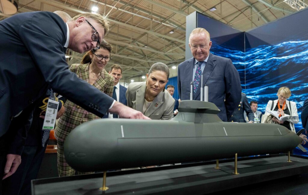 V.l.n.r. Lars Tossman, (CEO SAAB Kockums), Stina Billinger (Zweeds staatssecretaris voor Handel, Industrie en Innovatie), kroonprinses Victoria en Hein van Ameijden (algemeen directeur Damen Naval). Foto: Jerry Lampen.