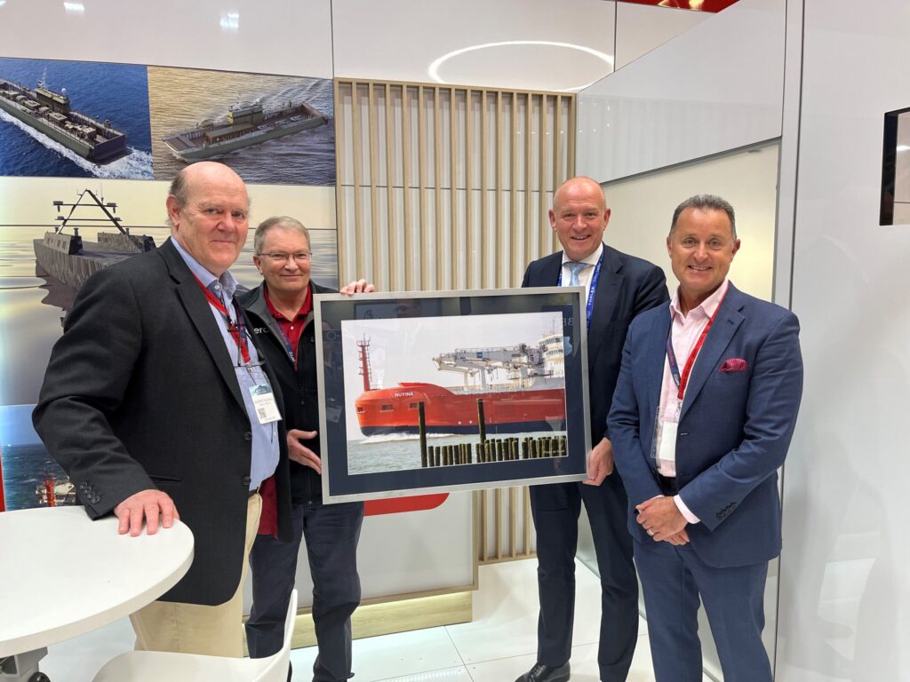 Vertegenwoordigers van Serco kregen de Zeeuwse foto overhandigt op de Indo-Pacific beurs in Sydney. V.l.n.r. Serco Group CEO Rupert Soames, Serco Managing Director Defence Clint Thomas, Roland Briene en Serco CEO Asia Pacific Peter Welling.