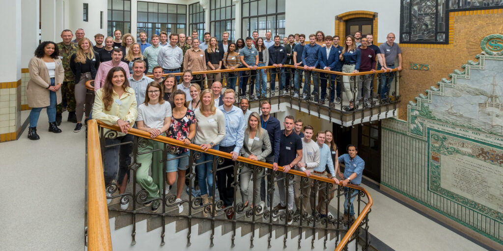 Als herinnering aan de dag kregen alle bezoekers een print van de groepsfoto op de trap bij Damen Naval.