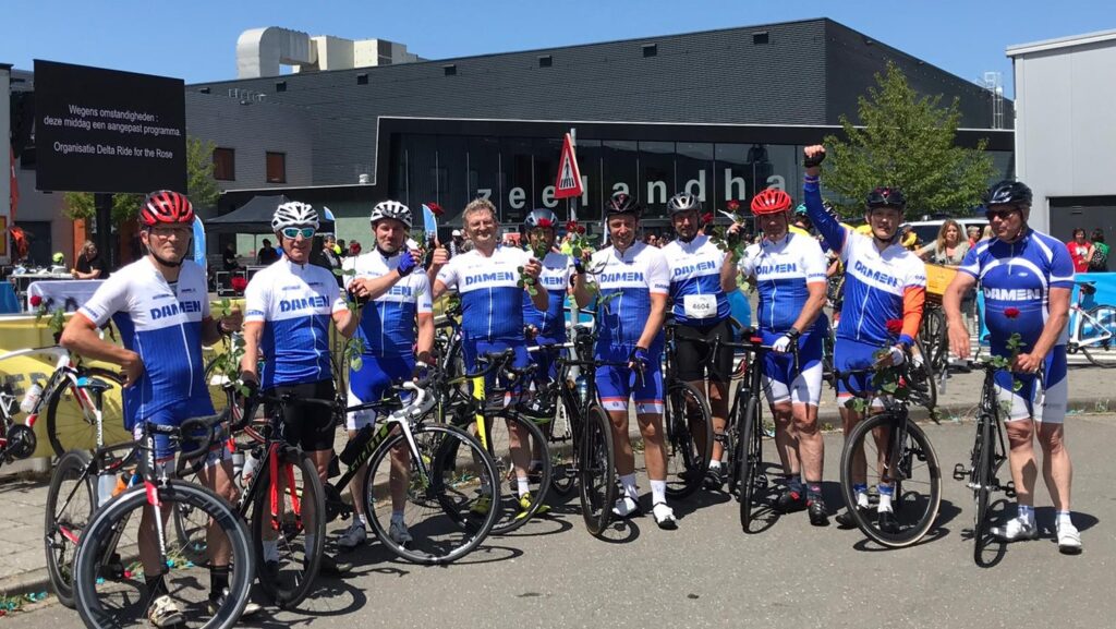 Vermoeid maar voldaan: het Damen-team bij de finish van de Delta Ride for the Roses.