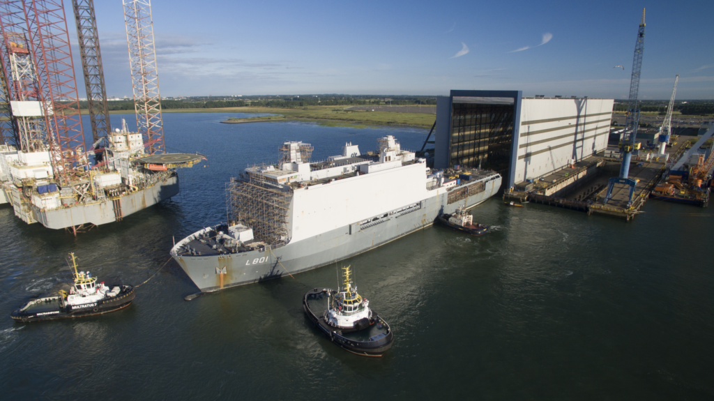 With the help of three tugboats, the ship was slowly moved backwards into the dry dock.