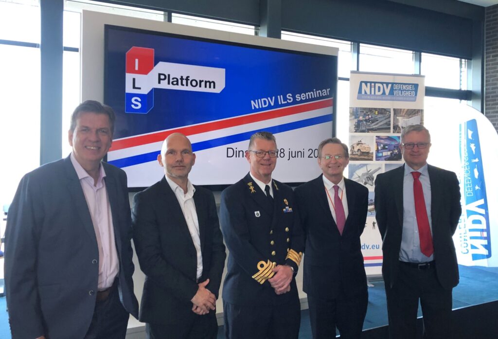 Desmond Kramer van Damen Naval (tweede van links) te midden van andere seminar-gasten. (V.l.n.r.) Pieter van Breugel (Verebus), Paul de Haan (Defensie), Maarten Lutje Schipholt en Ron Nulkes (beiden NIDV).