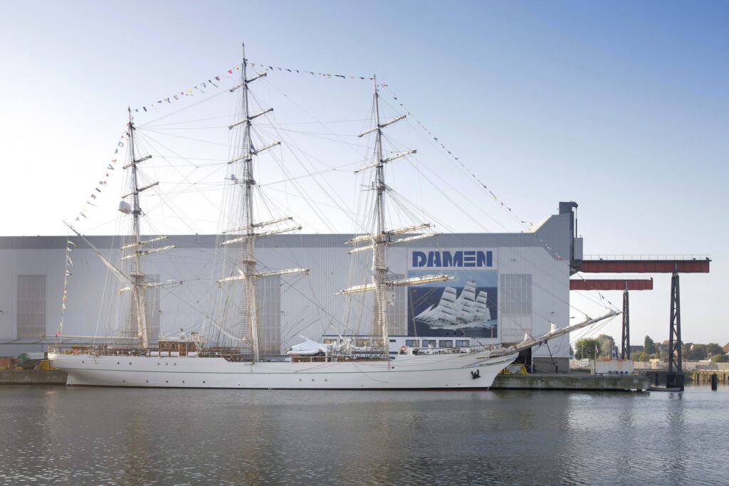 Shabab Oman II is een 87 meter lang schip met een breedte van 11 meter. Ze heeft 29 zeilen van in totaal 2630 vierkante meter.