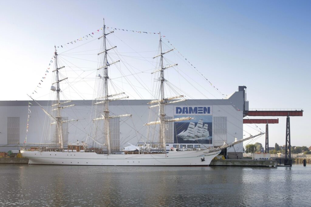 Shabab Oman II is an 87-metre long ship with a beam of 11 metres. She has 29 sails totalling 2,630 square metres.