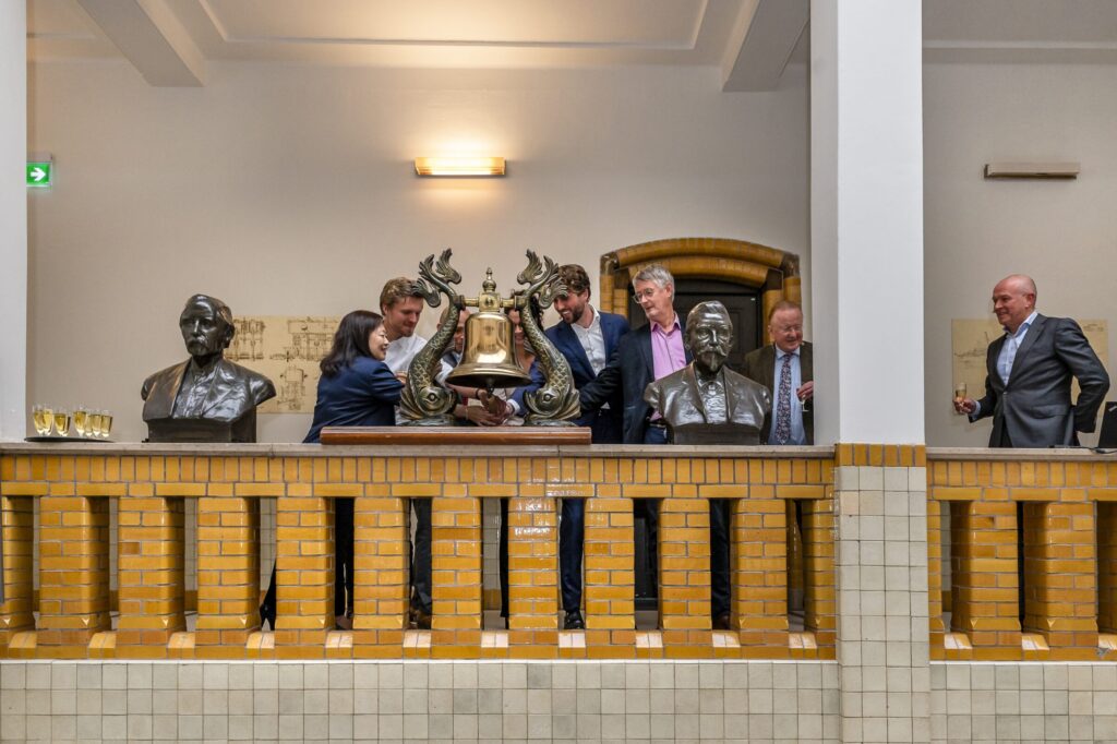 Led by Sales Manager Latin America Olivier van Papenrecht (fourth from right), the bell was rung to celebrate the contract.