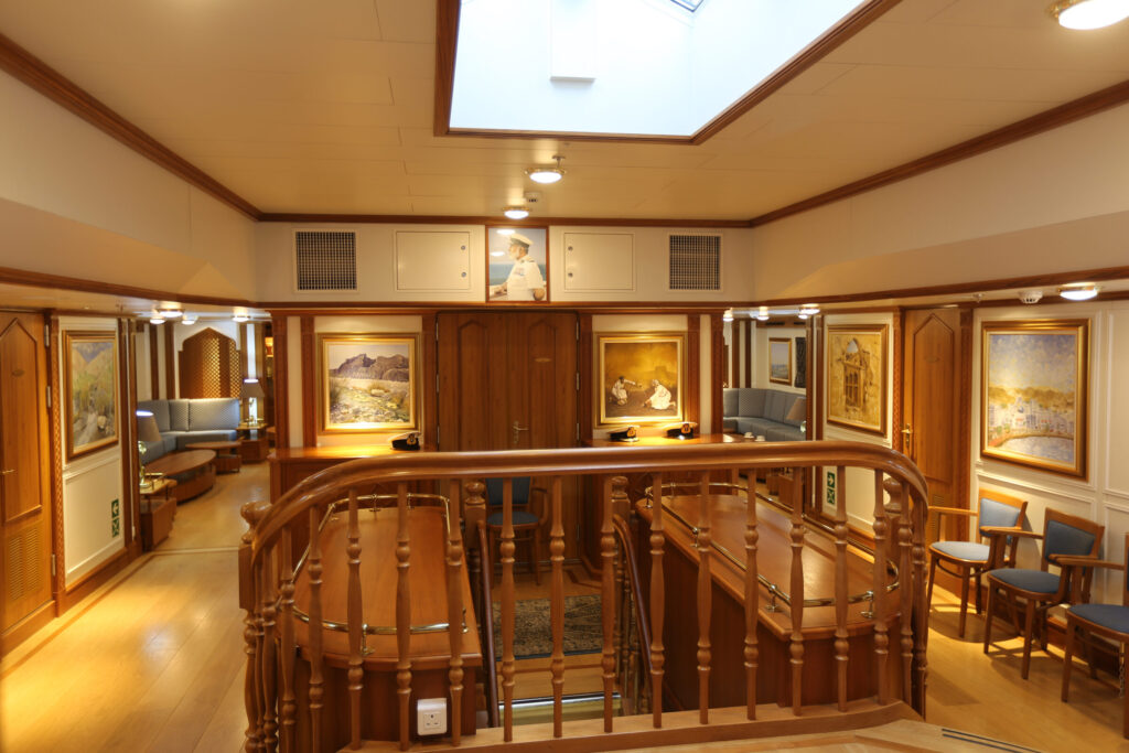 Voor het luxueuze interieur van de Shabab Oman II is een mix van verschillende houtsoorten gebruikt.