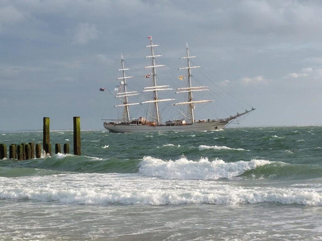 In juli fotografeerde Damen Naval-engineer Leon Joosse de Shabab Oman II voor de Zeeuwse kust op weg naar Antwerpen.