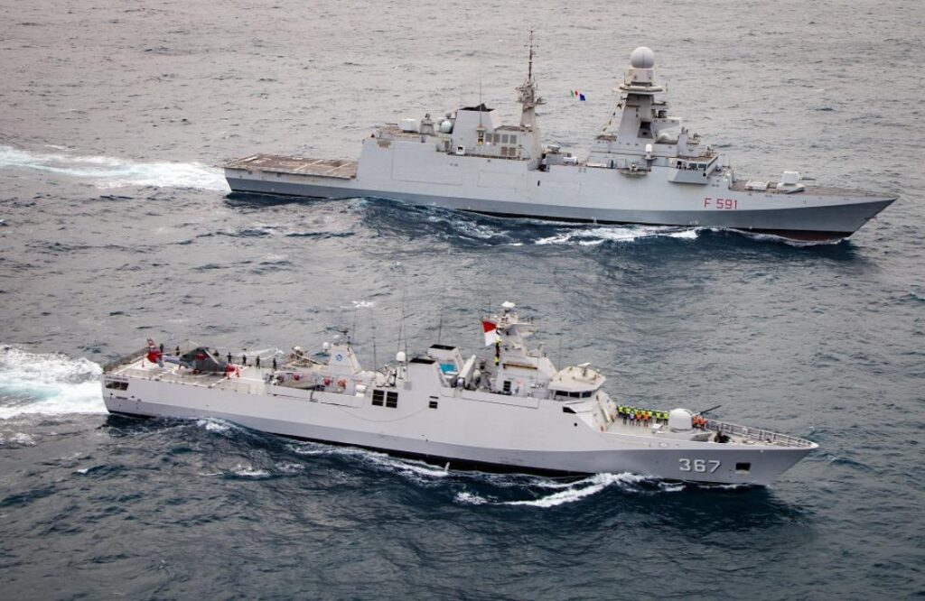 Korvet KRI Sultan Iskandar Muda (367) en het Italiaanse fregat Virginio Fasan (F 591) namen deel aan de eerste marine-oefening tussen de EU en Indonesië in de Arabische Zee.