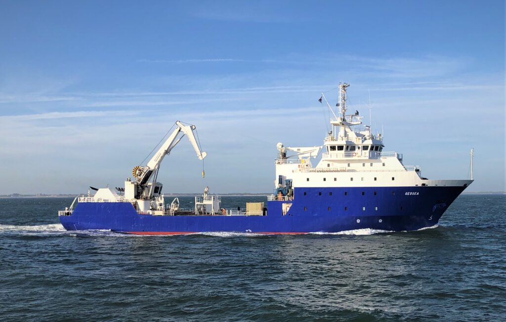 GEOSEA left Vlissingen-Oost in August sporting her new blue colour.