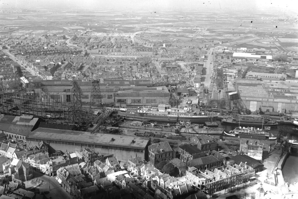 The Schelde had a self-contained residential community where most of the workers lived . This created a true shipbuilding community in Vlissingen.