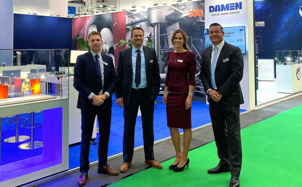 Een deel van het DSMS-team op SMM Hamburg. (V.l.n.r.) Guido Kloosterboer (Account Manager Duitsland), Ezra Lamers (Sales Manager Azië), Josine Glerum (Account Manager Scandinavië & UK), en Arnold Suykerbuyk (Managing Director).