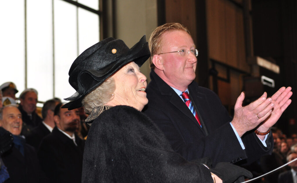 Toenmalig Koningin Beatrix doopt samen met Hein Hr.Ms. (nu Zr.Ms.) Holland, het eerste patrouilleschip uit de Holland-klasse.