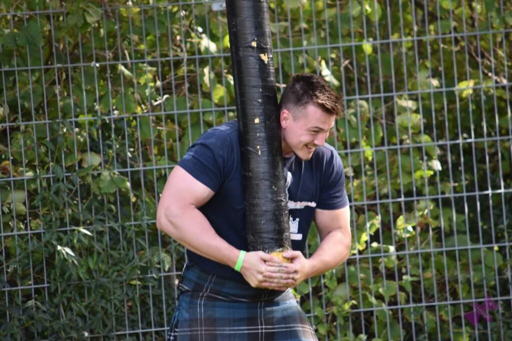 Noël de Clippelaar from Damen Naval during the Caber Toss.