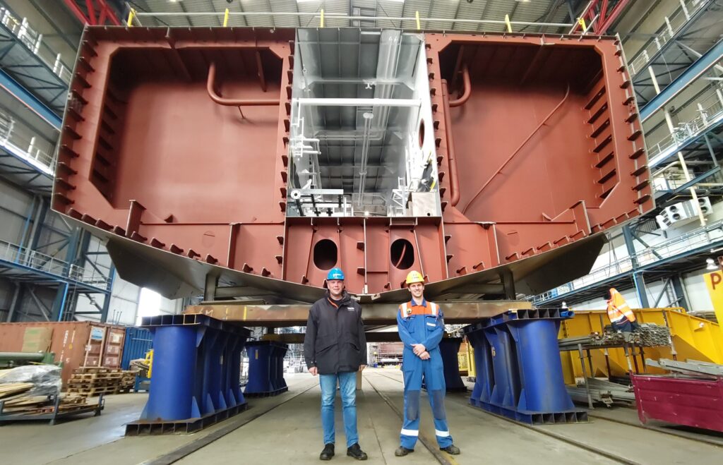 Marco en Jimmy werken allebei aan het casco voor het Yacht Support Vessel dat Damen Naval voor Damen Yachting bouwt.