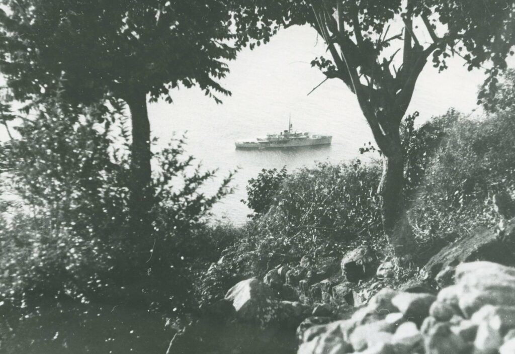 Kanonneerboot Hr.Ms. Johan Maurits van Nassau op de rede van Saba.