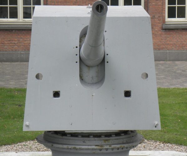 The rear 15cm gun was salvaged years later and is set up in front of the Royal Naval Institute in Den Helder.