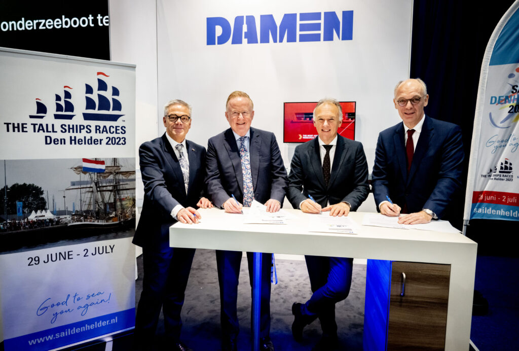 Het sponsorcontract werd ondertekend op de defensievakbeurs NEDS. (V.l.n.r.) Kees Turnhout van Sail Den Helder, Hein van Ameijden van Damen Naval, Gerben Edelijn van Thales en Hugo Loudon van RH Marine.