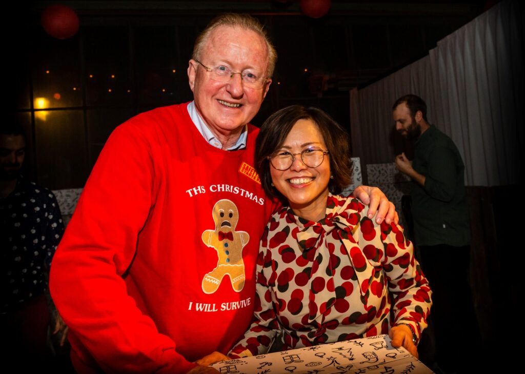 Hein van Ameijden deelde samen met zijn vrouw Kyong Ok kerstpakketten uit.