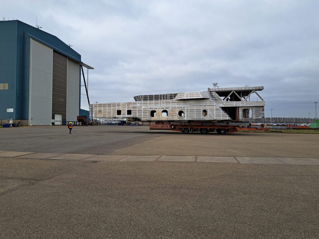 Colleagues from Damen Shiprepair Vlissingen helped to unload the aluminium superstructure for YN 478.