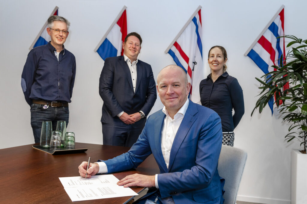 Algemeen Directeur Roland Briene tekent de overeenkomst met de DMO. Op de achtergrond van links: Smart Maintenance Coördinator Marcel van der Heijde, Product Manager ILS & Support Services Niek Marsé en Legal Counsel Vera Leijten.