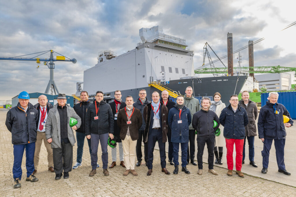 De delegatie met bezoekers uit landen als Frankrijk, Polen, Italië, Groot-Brittannië, Portugal, Duitsland, Slowakije en de Verenigde Staten bracht ook een bezoek aan Zr.Ms. Johan de Witt.