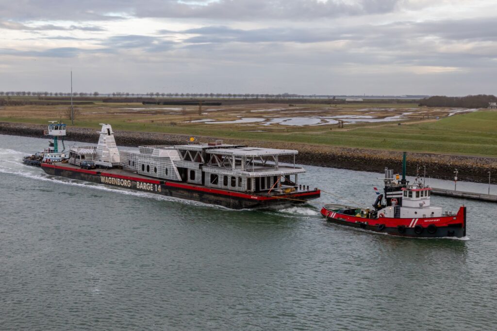 De superstructure werd per boot vervoerd over de Nederlands binnenwateren.