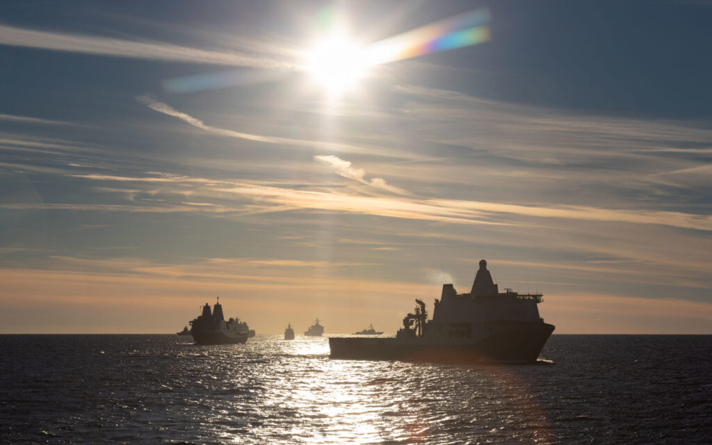 Zr.Ms. Karel Doorman vaart over de Oostzee tijdens haar tijd als vlaggenschip van de Standing NATO Maritime Group 1.