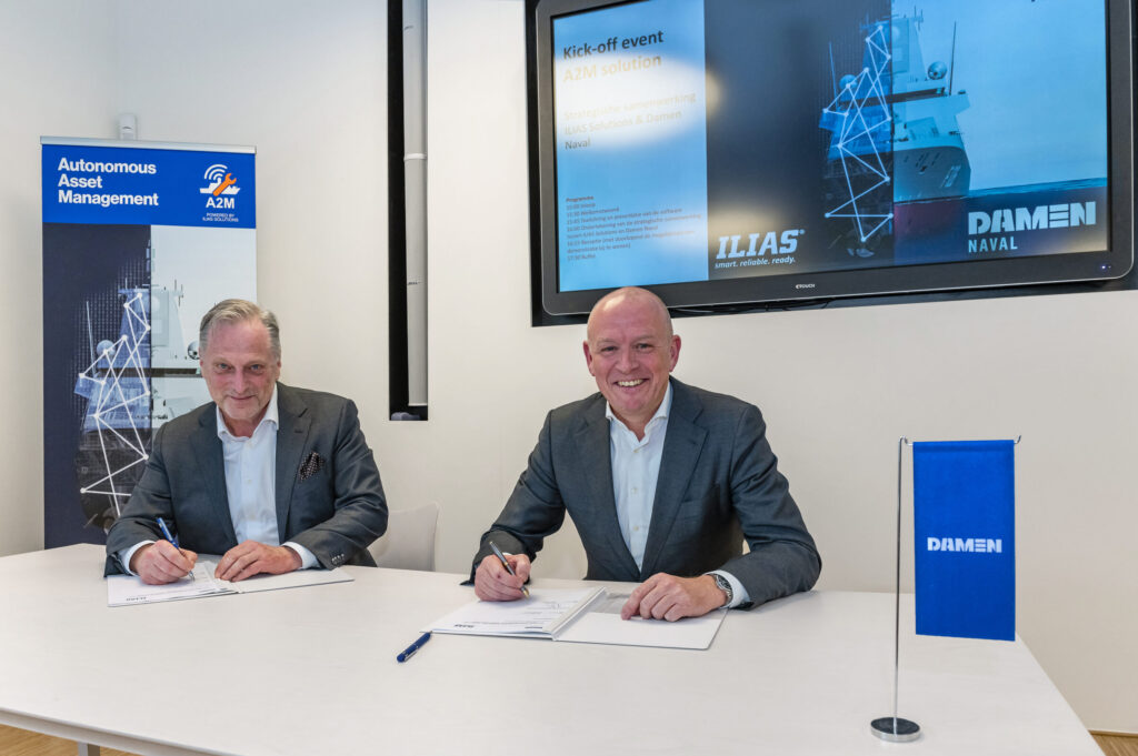Tijdens een ceremoniële ondertekening zetten ILIAS Solutions Managing Director Jean-Pierre Wildschut (l) en Damen Naval Managing Director Roland Briene hun handtekening onder de overeenkomst.