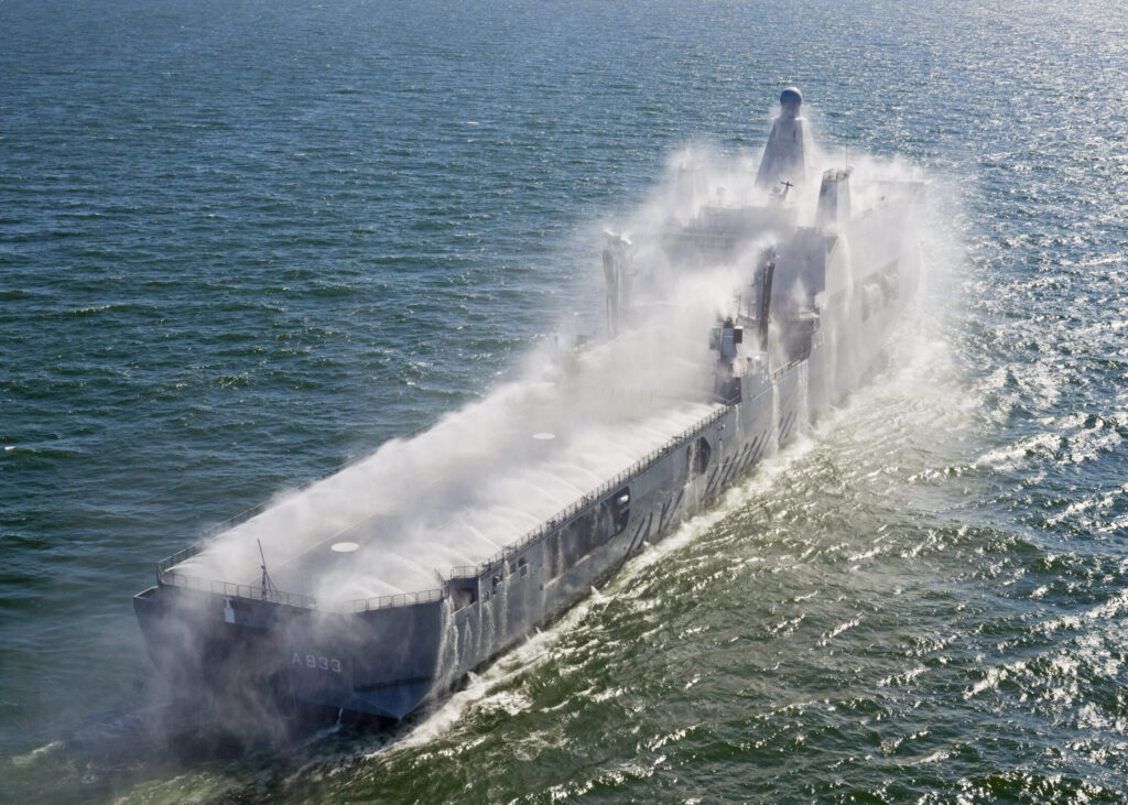 Tijdens de proefvaart werd het systeem getest dat het schip schoon kan spoelen in het geval van een chemische aanval.