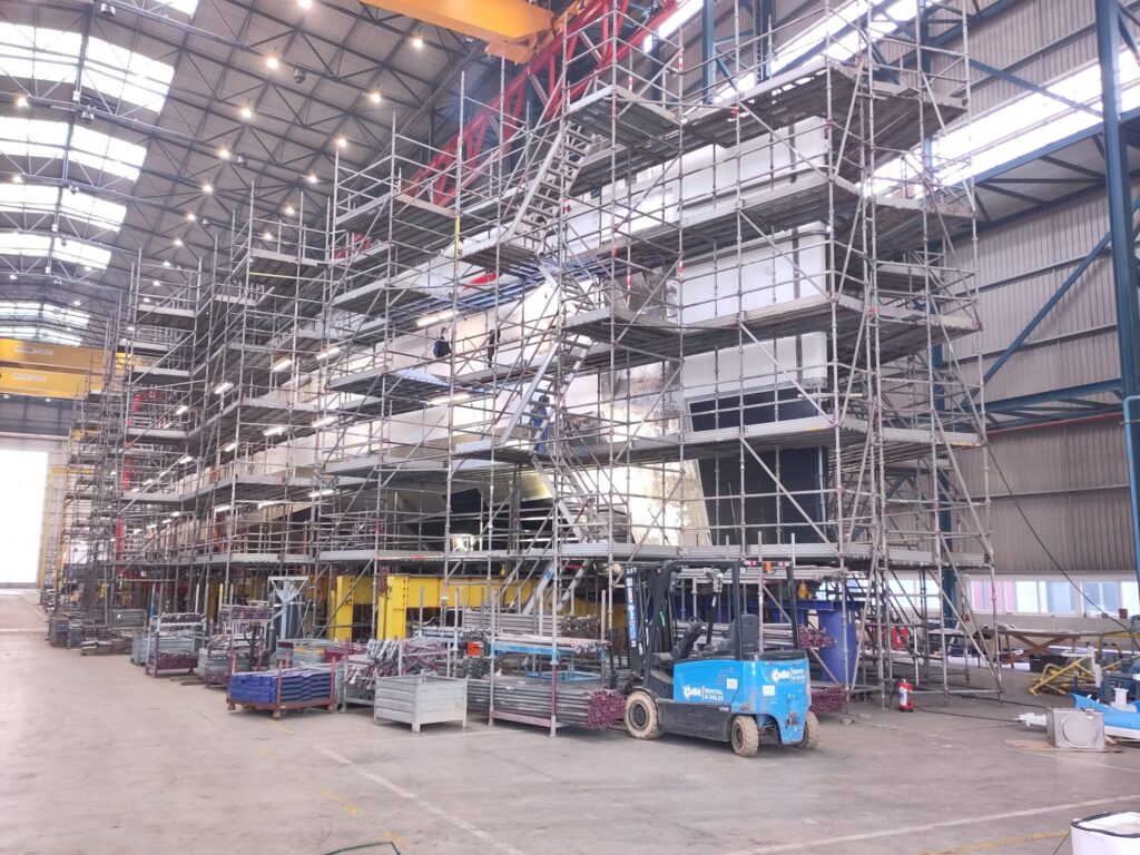 The YN 478 is taking shape – under that scaffolding you can see that the bow section has been assembled.