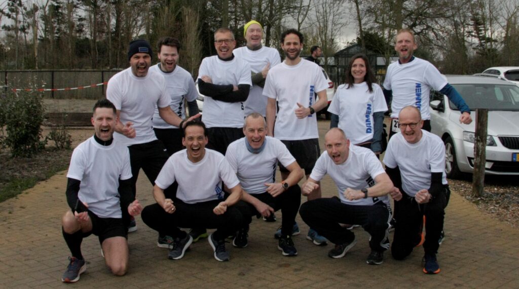 The runners: (Back row, from left) Martin Wattel, Stan Haag, Krijn van Sparrentak, Joop Albronda, Marijn Huibregtsen, Caroline Daudre, Albert-Jan Vlierman. (Front row, from left) Dolf Elst, Marc Brandes, Fred Westerveld, Gert-Jan Sturm, Leon Joosse.