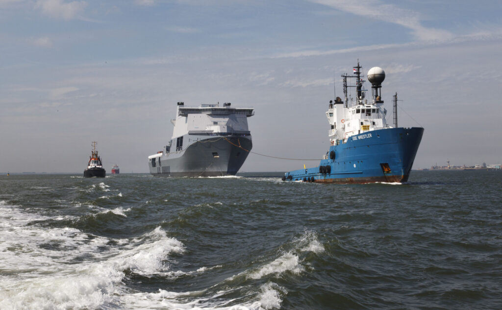 De Karel Doorman, nog zonder mast, bij aankomst in Vlissingen voor de afbouw.