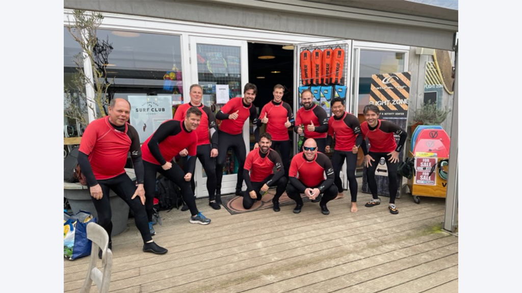 Een dapper clubje collega's trok wetsuits aan en ging het water op voor Stand-Up Paddling (SUP).