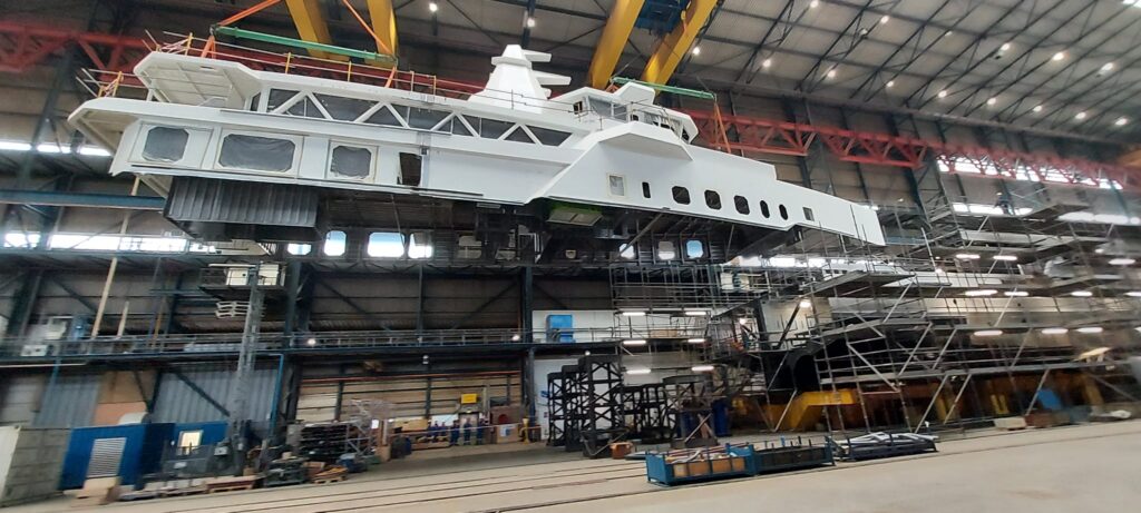 The aluminium superstructure was installed on the hull of YN 478 without major problems.