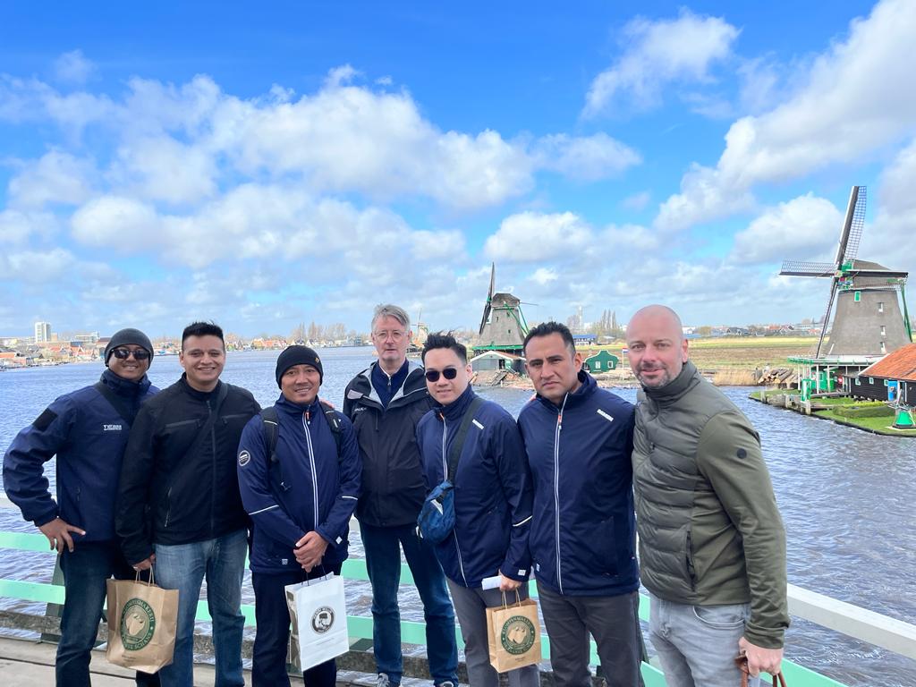 Behalve de training was er ook een uitgebreid cultureel programma, inclusief een bezoek aan Volendam en Zaanse Schans.