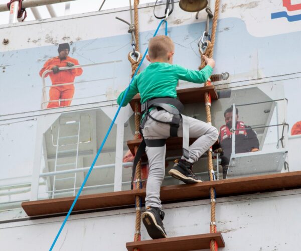 Kinderen konden een echte loodsladder beklimmen.