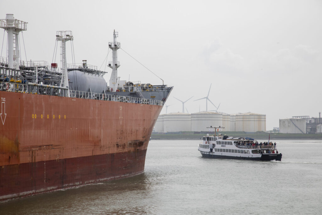 Naar schatting maakten meer dan 600 mensen een rondvaart door de haven van Vlissingen.