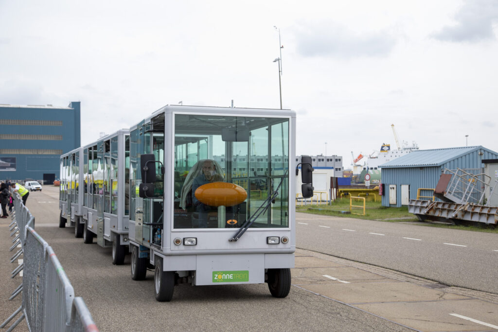 Met de zonnetrein kregen bezoekers een rondleiding over het terrein van Damen Naval en Damen Shiprepair Vlissingen.