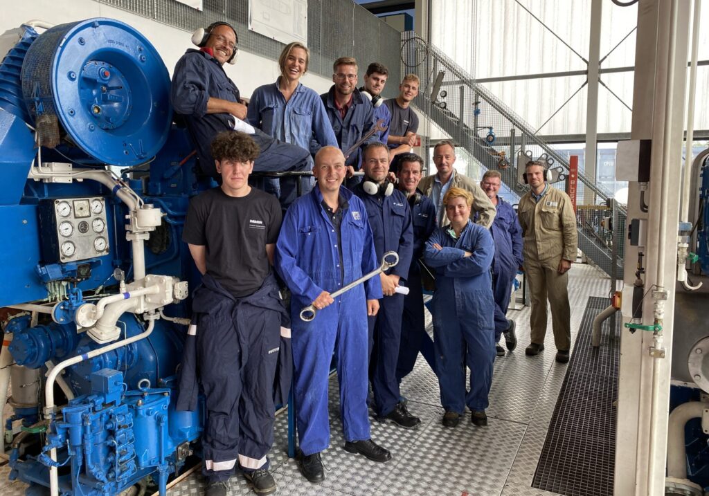 De DSMS-teamleden hebben in juni hun kennis van 4-takt scheepsdieselmotoren opgefrist bij Scalda Vlissingen.