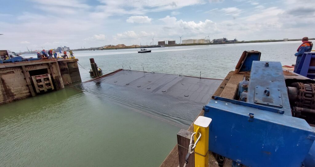 De dokdeur werd naar buiten gekanteld en van daaruit die positie kon de deur naar het wateroppervlak worden gedreven.