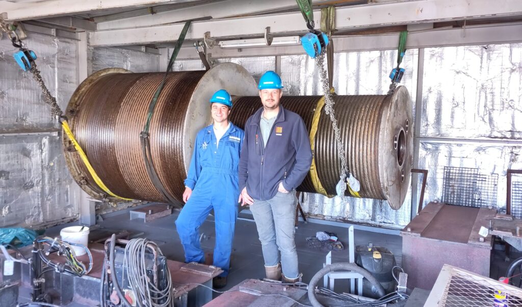 Projectmanager Bas de Klerk (links) en Maintenance Coördinator Lennard Sturm in de machinekamer van de Takraf havenkraan.