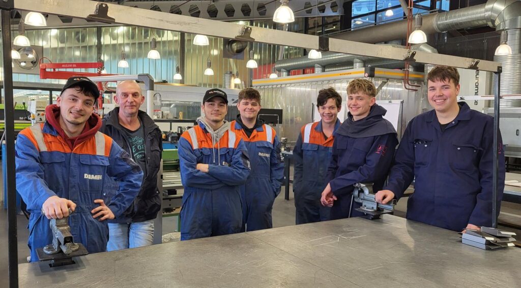 En dag vakwerk: (v.l.n.r.) Hubert Dametka, Cees van Cadsand, Jonas van der Heijden, Youri van Putten, Marco Jobse, Harley Haasters en Jurgen Dronkers.